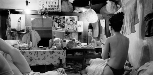 Gli scatti di Werner Bischof a Lucca Striptease club, Tokyo, Japan, 1951 © Werner Bischof / Magnum Photos