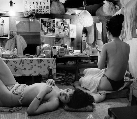 Gli scatti di Werner Bischof a Lucca Striptease club, Tokyo, Japan, 1951 © Werner Bischof / Magnum Photos