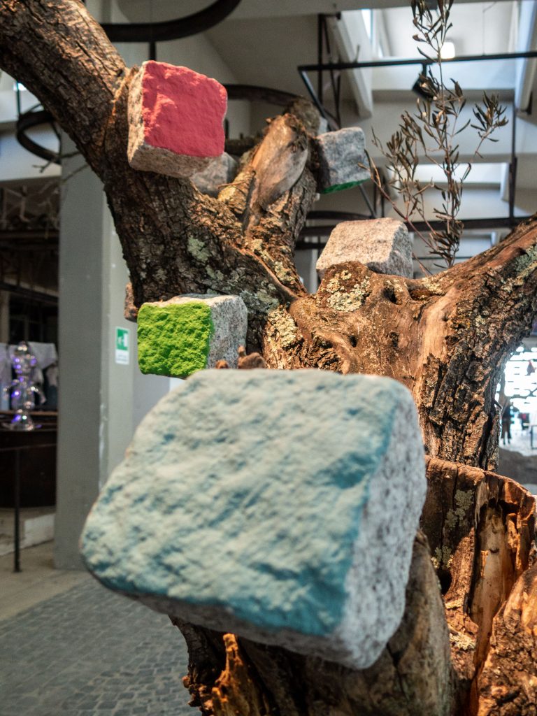 Pascale Marthine Tayou, "Arbre de vie”. Photo credits Cosimo Trimboli