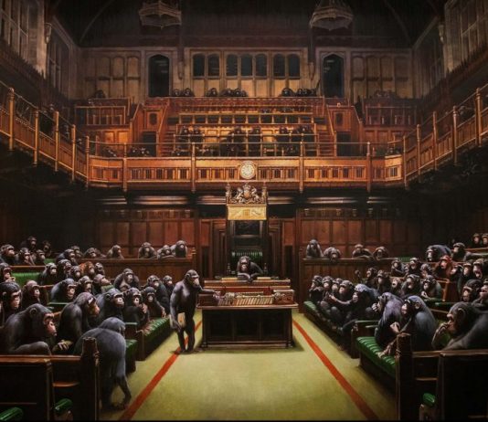Il Parlamento di Banksy verso il record d’asta da Sotheby’s. Ma… L'opera Devolved Parliament di Banksy messa all'asta da Sotheby's. Courtesy of the artist.