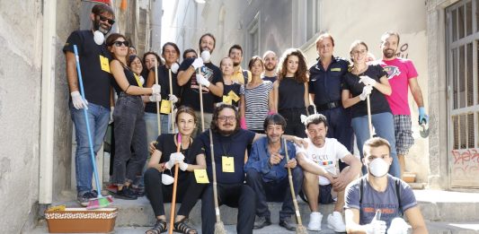 Al Madre, parlare di bellezza mentre si pulisce immondizia