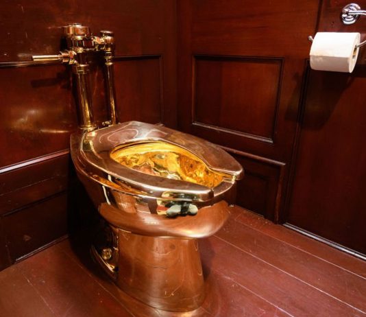 Rubato il wc dorato di Maurizio Cattelan, in esposizione a Blenheim Palace