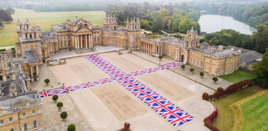 Maurizio Cattelan show al Blenheim Palace Victory is Not an Option, 2019, by Maurizo Cattelan. Photography: Tom Lindboe. Courtesy of Blenheim Art Foundation