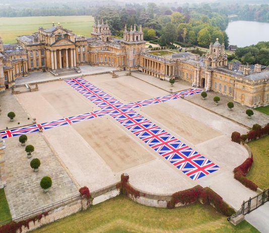 Maurizio Cattelan show al Blenheim Palace Victory is Not an Option, 2019, by Maurizo Cattelan. Photography: Tom Lindboe. Courtesy of Blenheim Art Foundation