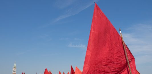 La red regatta che colora Venezia