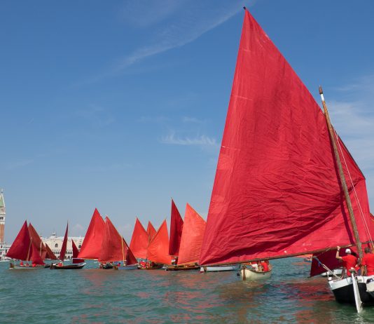 La red regatta che colora Venezia