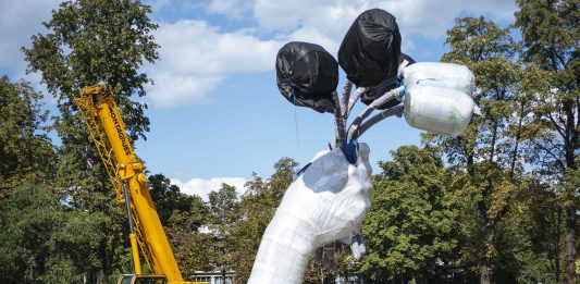 I Tulips di Koons mettono radici a Parigi, finalmente I Tulips di Jeff Koons installati a Parigi