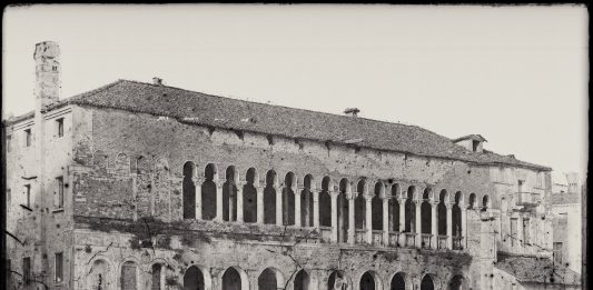 Il fondo fotografico Naya a Palazzo Fortuny Fondaco dei Turchi, prima del restauro. Archivio fotografico di Palazzo Fortuny