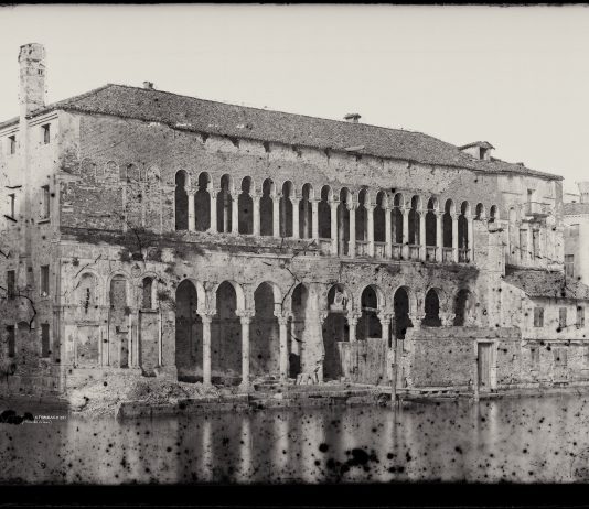 Il fondo fotografico Naya a Palazzo Fortuny Fondaco dei Turchi, prima del restauro. Archivio fotografico di Palazzo Fortuny