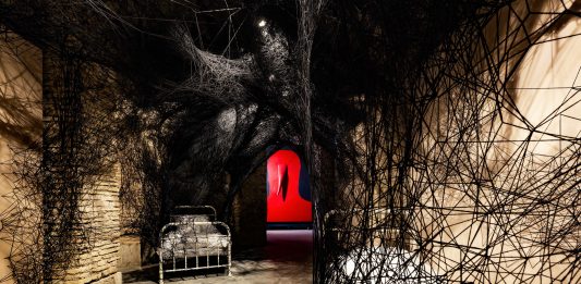 “The Dark Side”. Il ‘lato oscuro’ in mostra al Museo Musja Chiharu Shiota, "Sleepilng is like Death", 2019. Courtesy the artist & Galerie Templon e Gino De Dominicis, “Untitled", 1985. Courtesy Collezione Jacorossi, Roma