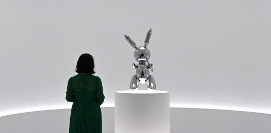 Il mercato dell’arte. I numeri del business A woman looks at Jeff Koons' “Rabbit" at Christie's New York press preview. TIMOTHY A. CLARY/AFP