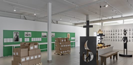 Ambiente e colonialismo alla nuova Biennale d’Arte di Toronto AA Bronson, A Public Apology to Siksika Nation; and Adrian Stimson, Iini Sookumapii: Guess who’s coming to dinner?” (courtesy the Toronto Biennial of Art, photo by Toni Hafkenscheid)