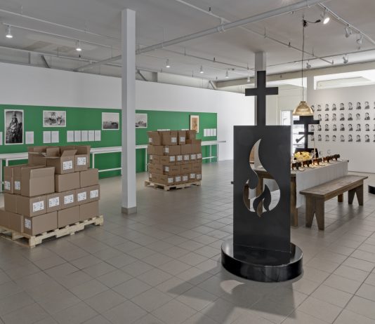 Ambiente e colonialismo alla nuova Biennale d’Arte di Toronto AA Bronson, A Public Apology to Siksika Nation; and Adrian Stimson, Iini Sookumapii: Guess who’s coming to dinner?” (courtesy the Toronto Biennial of Art, photo by Toni Hafkenscheid)