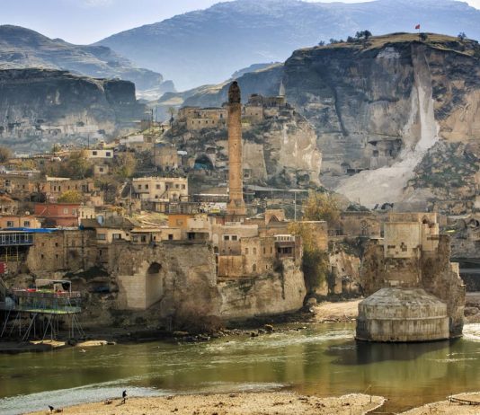 In Turchia una città millenaria sta per essere sommersa dall’acqua La città in Turchia che sarà sommersa