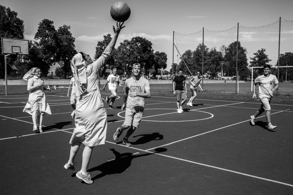 Le suore mentre giocano a basket a Łowicz durantela World Catholic Youth Week (Courtesy: Valeria Luongo)