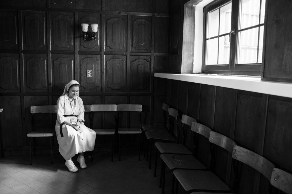 Una suora durante un momento di preghiera (Courtesy: Valeria Luongo)