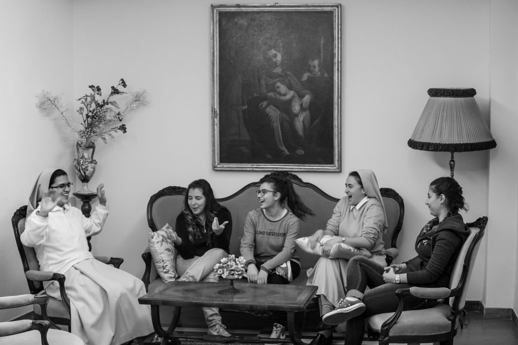 Le Suore di Ravasco che parlano con alcune ragazze venute a studiare a Roma (Courtesy: Valeria Luongo)