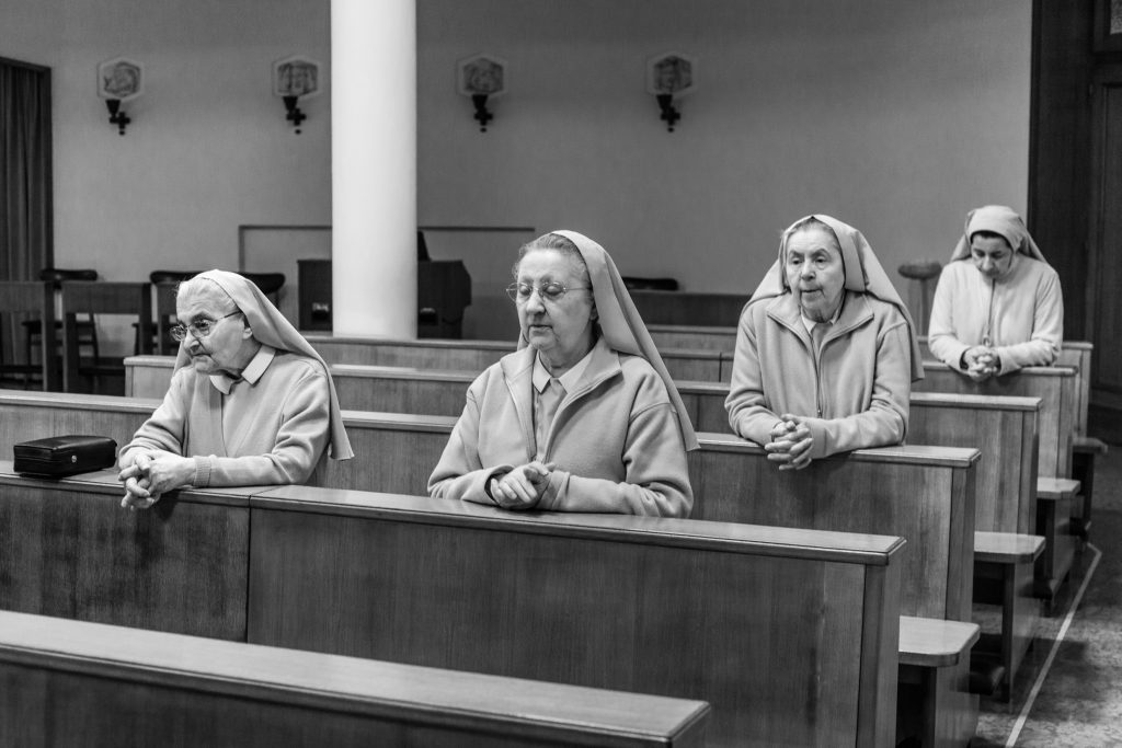 Le suore sugli scranni della chiesa (Courtesy: Valeria Luongo)