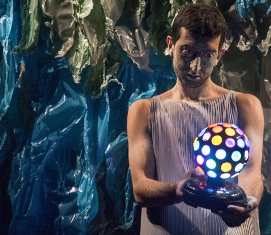 “La Luna” nasce dai rifiuti, e va in scena a Napoli La Luna foto di Cristina Ferraiuolo