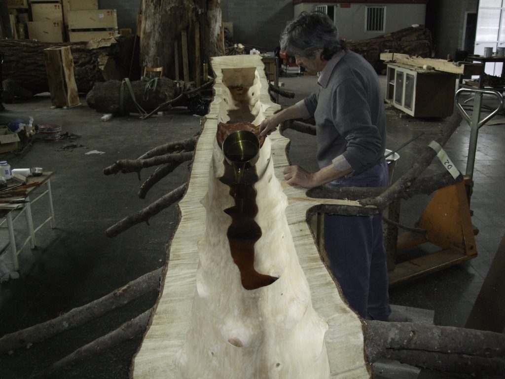 Matrice di Linfa: posa della resina (courtesy of Archvio Penone)