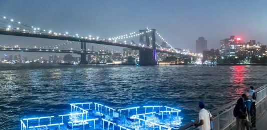 Un’installazione galleggiante per +POOL a New York L'installazione commissionata da +POOL. Designed by PLAYLAB, INC. and Family New York (Photo by Iwan Baan)