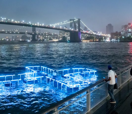 Un’installazione galleggiante per +POOL a New York L'installazione commissionata da +POOL. Designed by PLAYLAB, INC. and Family New York (Photo by Iwan Baan)