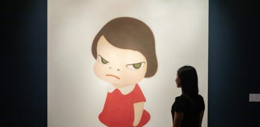 Yoshitomo Nara supera il suo precedente record d’asta Yoshitomo Nara Knife Behind Back (2000). Courtesy Sotheby's Hong Kong.