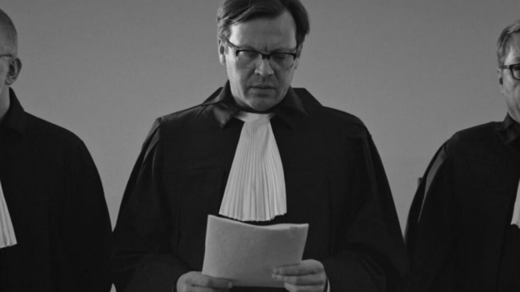 Il giudice, interpretato da Mait Malmsten