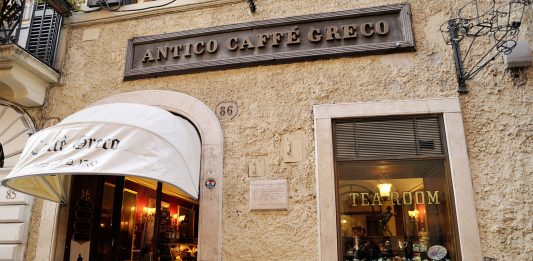 Ritrovo di artisti da 250 anni, il Caffè Greco di Roma è sotto sfratto L'antico caffè greco sotto sfratto