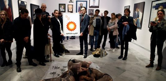 Nudi contro i fondi sporchi della National Portrait Gallery di Londra La protesta di Extinction Rebellion alla National Portrait Gallery