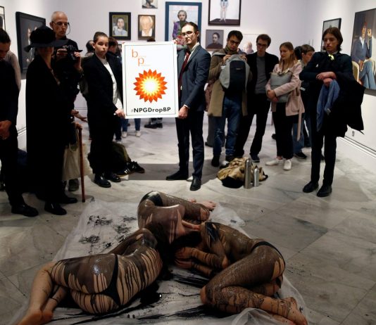 Nudi contro i fondi sporchi della National Portrait Gallery di Londra La protesta di Extinction Rebellion alla National Portrait Gallery