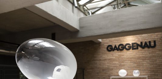 L’essenza dell’assenza, nei vetri di Laura de Santillana, a Milano