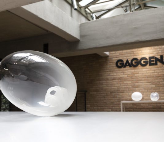 L’essenza dell’assenza, nei vetri di Laura de Santillana, a Milano