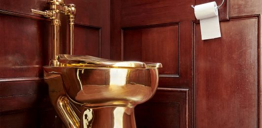 Una maxi ricompensa per chi ritroverà il WC dorato di Maurizio Cattelan Il wc dorato di Cattelan rubato