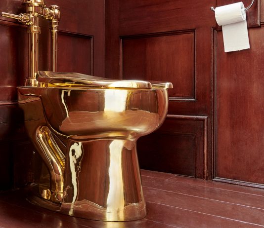 Una maxi ricompensa per chi ritroverà il WC dorato di Maurizio Cattelan Il wc dorato di Cattelan rubato