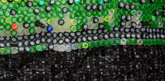 Da Harare a Los Angeles, per scoprire l’arte di Moffat Takadiwa, figlio della Terra