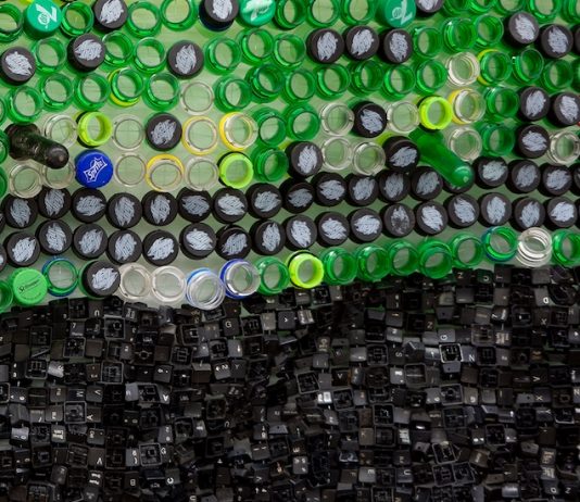 Da Harare a Los Angeles, per scoprire l’arte di Moffat Takadiwa, figlio della Terra