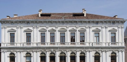 La storia di Palazzo Grassi, tra moda e arte, raccontata dai protagonisti