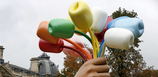 I Tulipani di Jeff Koons alle vittime di Parigi? È pornografia