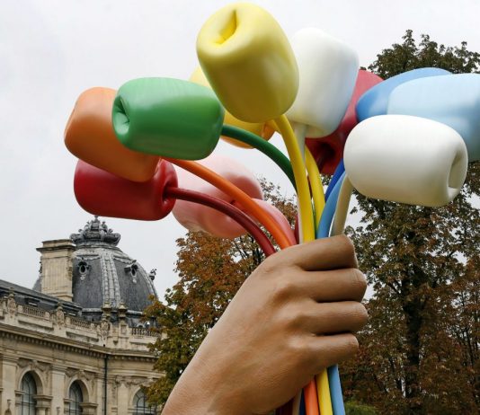 I Tulipani di Jeff Koons alle vittime di Parigi? È pornografia