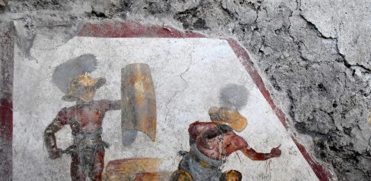 Pompei, dalla Regio V ancora sorprese: ecco l’affresco dei due gladiatori L'affresco con i gladiatori scoperto a Pompei