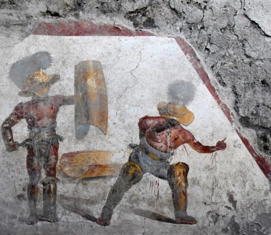 Pompei, dalla Regio V ancora sorprese: ecco l’affresco dei due gladiatori L'affresco con i gladiatori scoperto a Pompei
