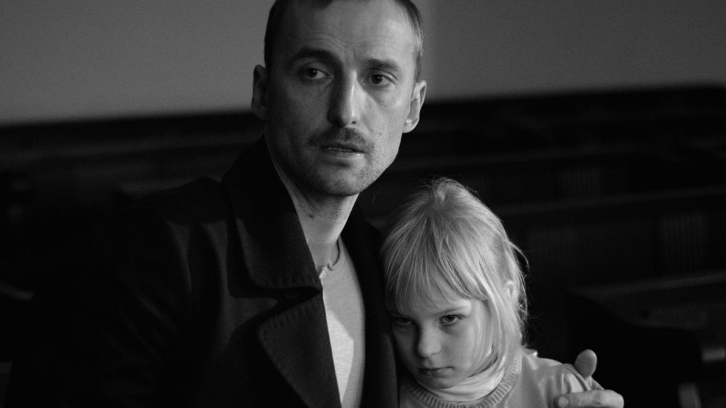 Il fratello dell'imputata con la figlia, interpretato da Märt Avandi