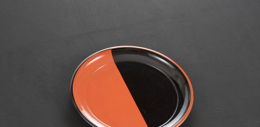 I manufatti mingei dalla Collezione Jeffrey Montgomery in mostra al Museo Vincenzo Vela Vassoio laccato Periodo Edo, XVIII sec. Collezione Jeffrey Montgomery © Yuki Seli 2019, Courtesy Jeffrey Montgomery Collection