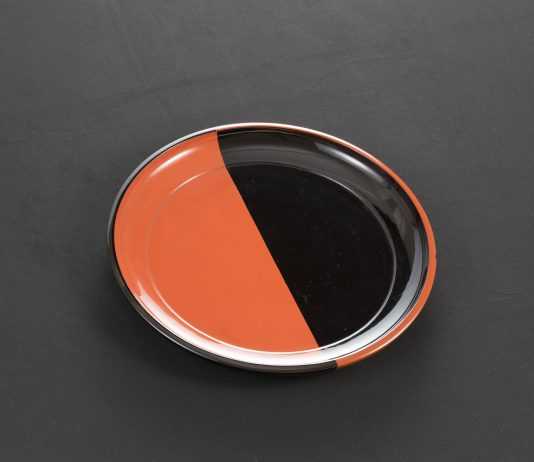 I manufatti mingei dalla Collezione Jeffrey Montgomery in mostra al Museo Vincenzo Vela Vassoio laccato Periodo Edo, XVIII sec. Collezione Jeffrey Montgomery © Yuki Seli 2019, Courtesy Jeffrey Montgomery Collection