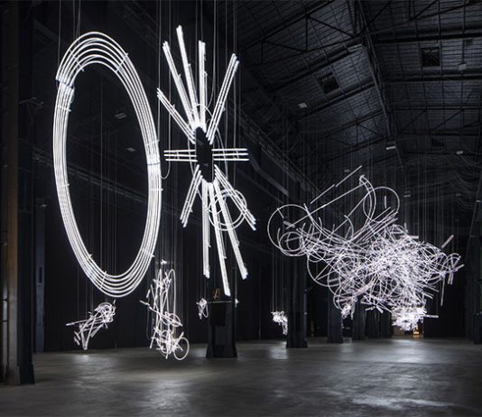 Cerith Wyn Evans trasforma la gestualità in luce Cerith Wyn Evans hangar bicocca