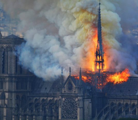 Il World Monuments Fund annuncia i siti culturali a rischio per il 2020 The Notre Dame Cathedral, the burning