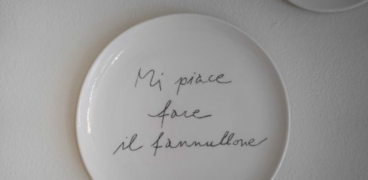 Lucio Fontana e altri incontri per l’ultima mostra da Zazà Ramen, a Milano