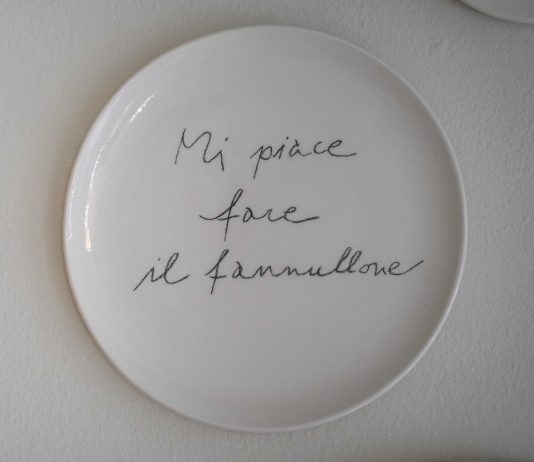 Lucio Fontana e altri incontri per l’ultima mostra da Zazà Ramen, a Milano