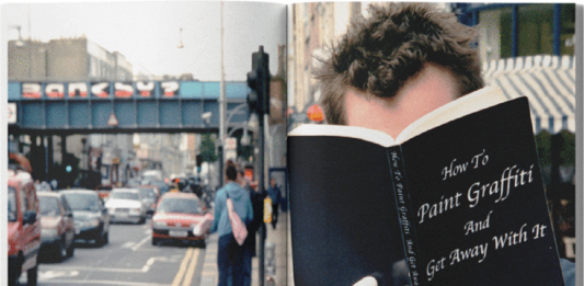 L’ex agente di Banksy pubblica un libro con le foto inedite dell’artista Una delle pagine in anteprima del libro che sarà presto pubblicato: "Banksy Captured", il libro di foto realizzato da Steve Lazarides, ex agente dell'artista (Courtesy: Steve Lazarides)